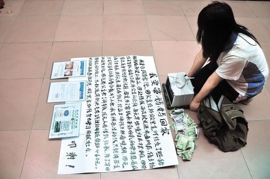 火车站里乞讨的残疾人,如何进的候车大厅?其实很简单