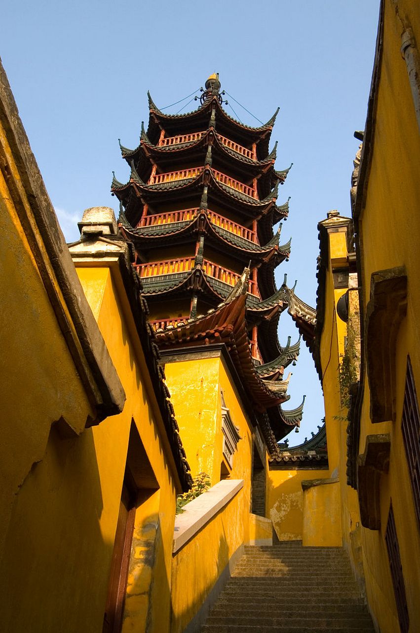 南京鸡鸣寺是历史文化名城的最具人气景点,游客需要提前一个月预约