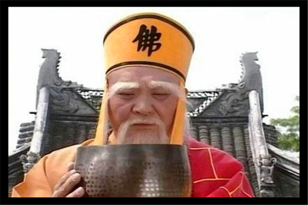 白素贞被压雷峰塔前这一幕,影视剧与原著里的法海形象冰火两重天