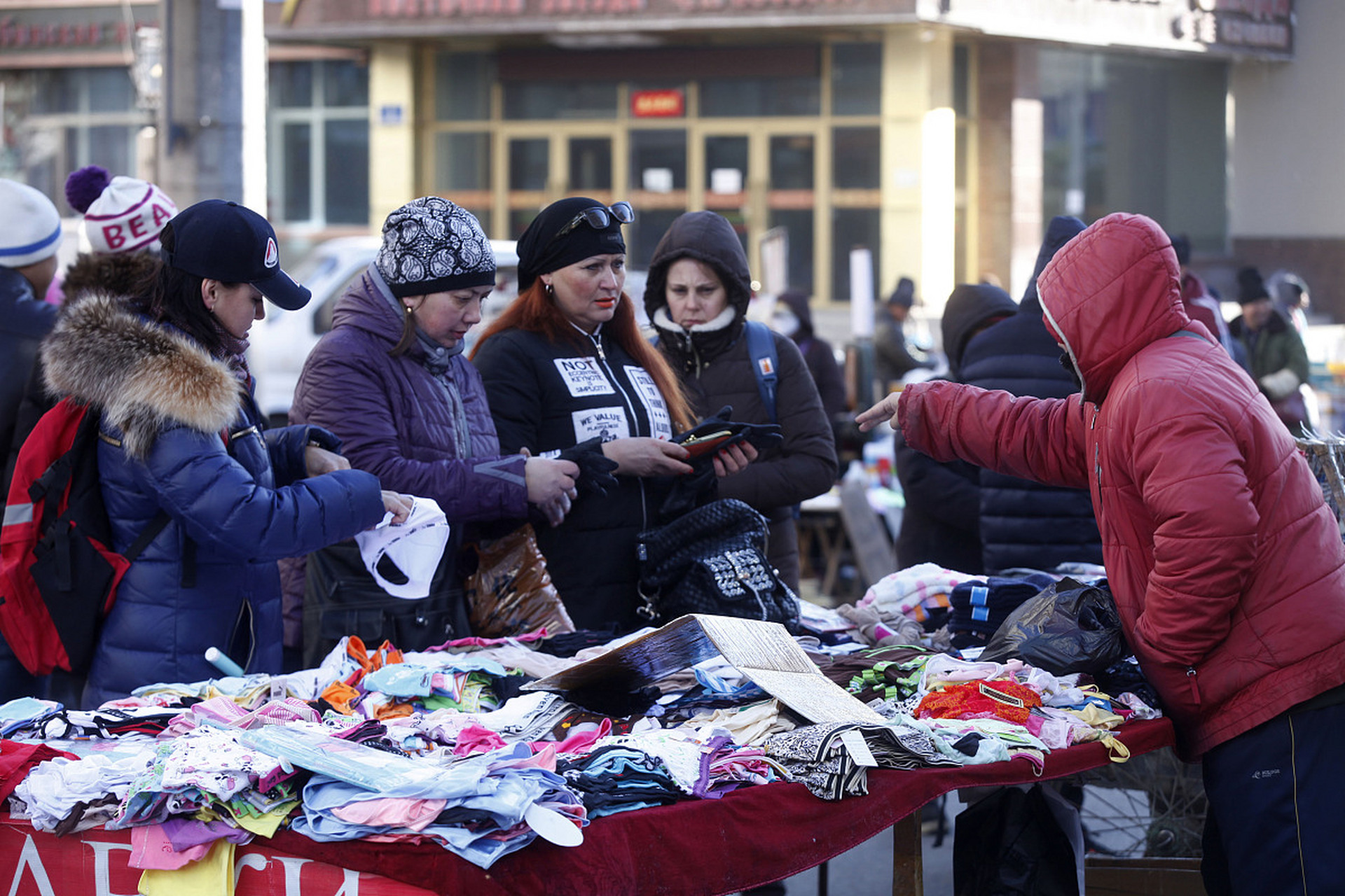 听说了吗?在黑河早市,那些摆摊的大妈们人均俄语六级呢!简直太厉害了!
