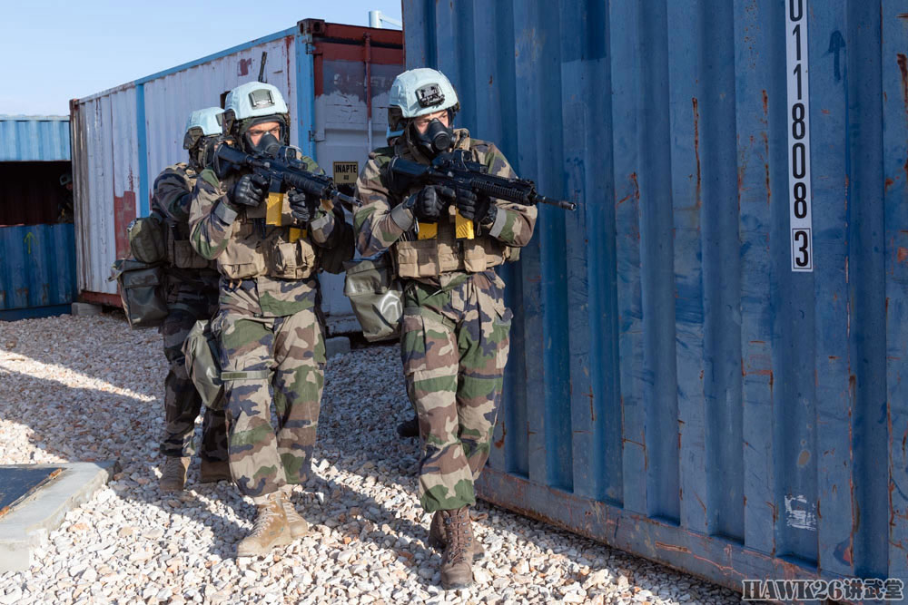 法国驻黎巴嫩维和部队进行实战演习 模拟搜查疑似化学武器实验室