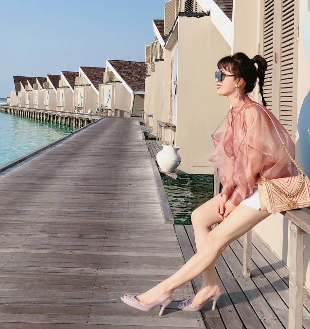 阔太李念马尔代夫度假,穿吊带高跟鞋秀雪白大腿,美腿让人流鼻血