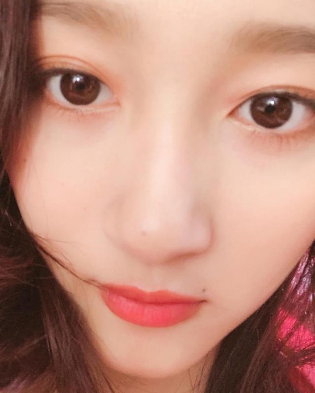 关晓彤自拍被赞盛世美颜,白肌胜雪双眸迷人