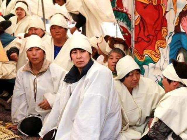 古代人去世后,需要为逝者复魂,进行奔丧和吊唁的习俗