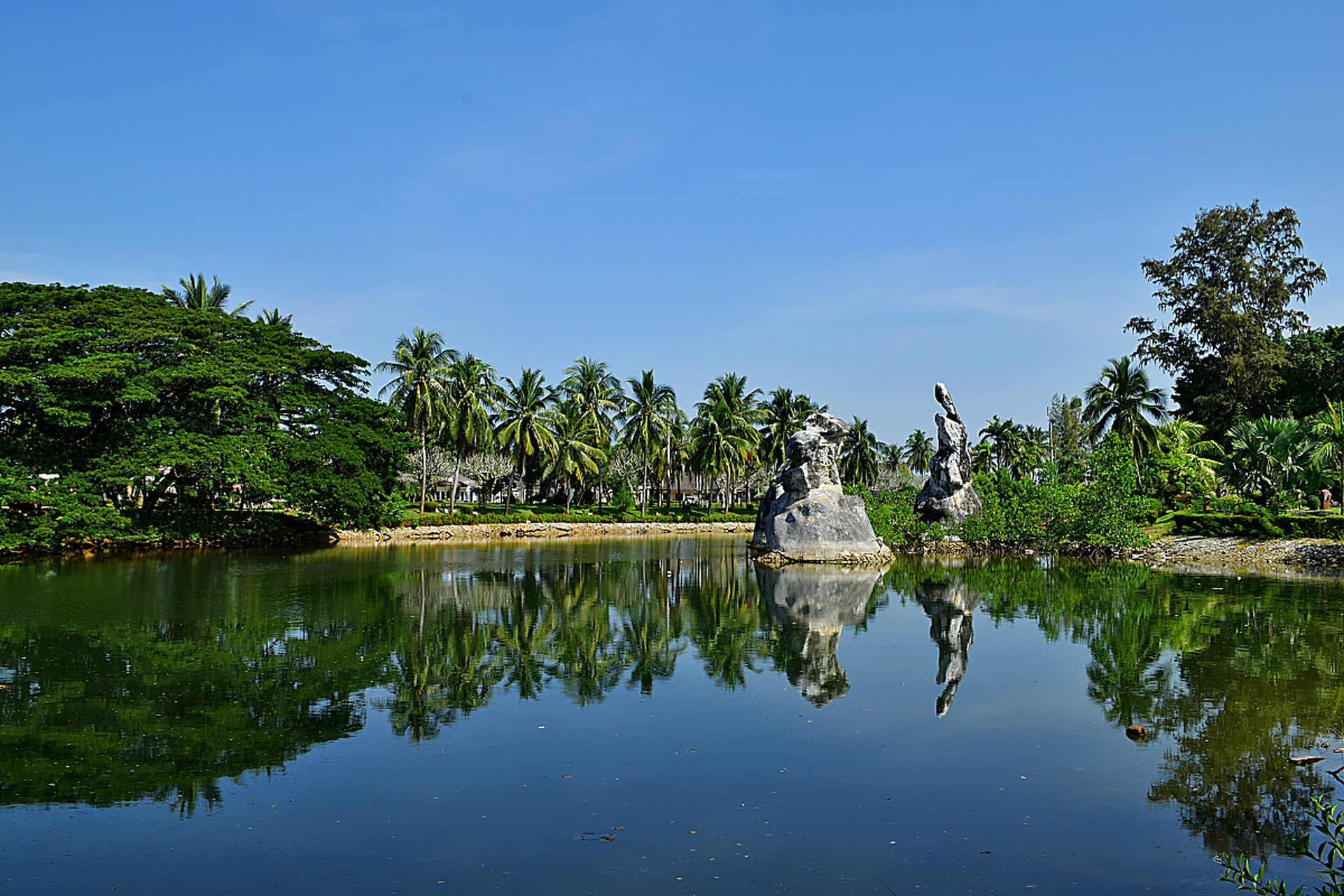 云南昆明著名旅游景点包括石林风景名胜区,滇池公园,西山森林公园