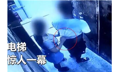 一男一女在电梯做出不雅动作,事后男子还帮女子擦嘴,网友:恶心