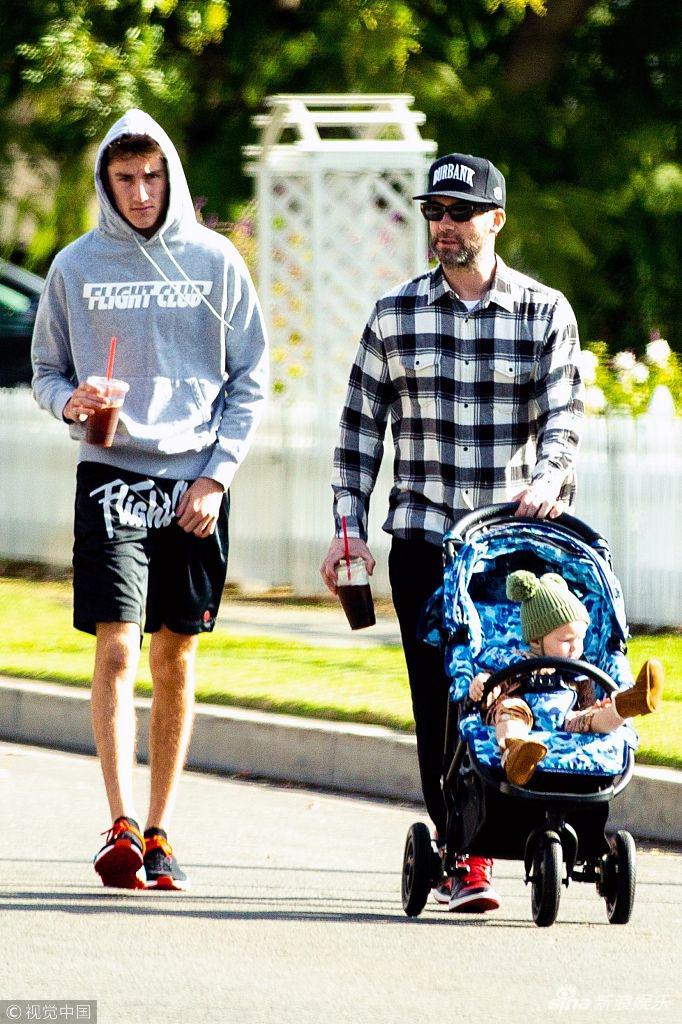 当地时间2018年12月10日,美国加利福尼亚,亚当莱文(adam levine)与