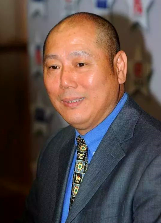 65岁李成儒与儿子豪车照片曝光?怒怼郑少秋不背台词,回家抱孙子