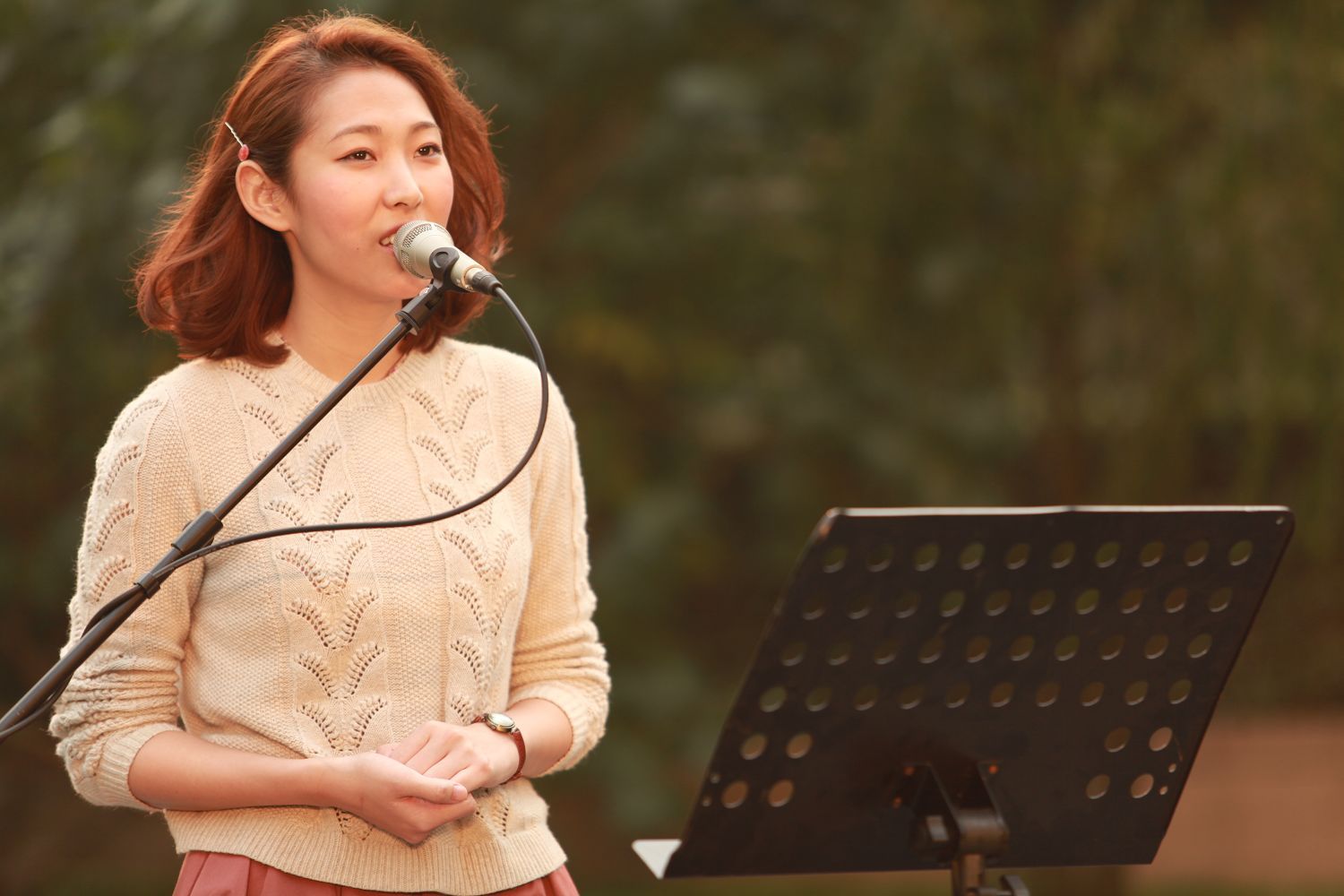 她唱歌手忙脚乱,在小房间里吸引17万人欣赏,网友:一点都没变