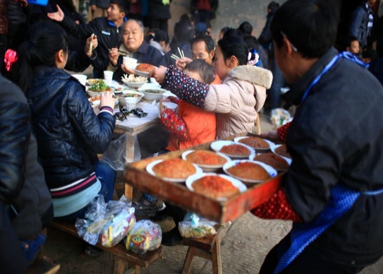 俗语:桌上不摆三盘菜,六人莫坐乌龟席,老祖宗留下的规矩很讲究