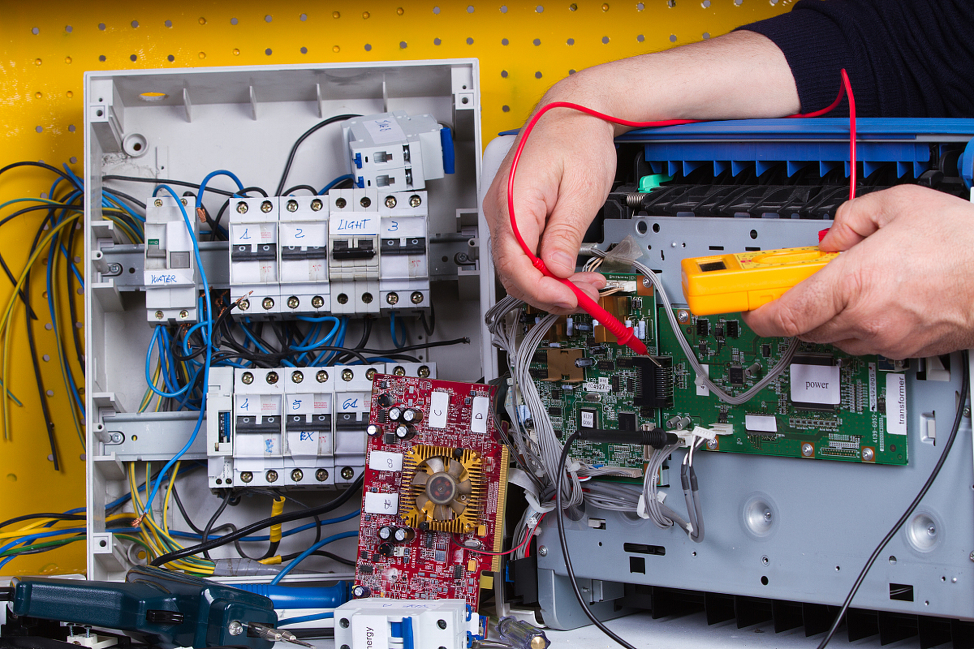 逆变器是一种重要的电力电子设备,它能够将直流电源转化为交流电源