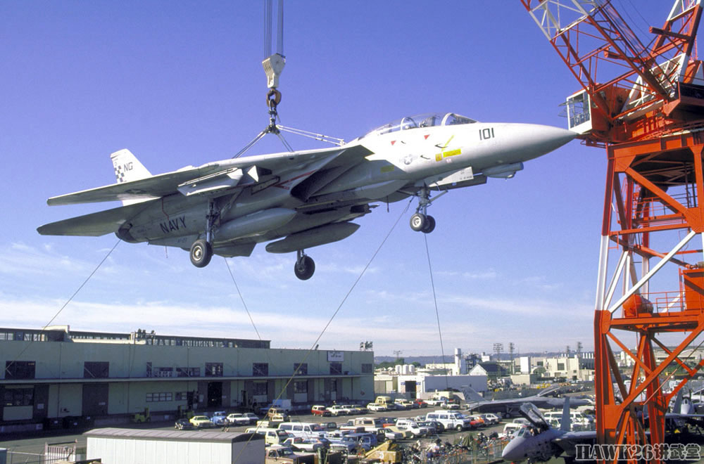 吊车拎着"大猫"上航母:美军f-14战斗机中队的特殊登舰方式