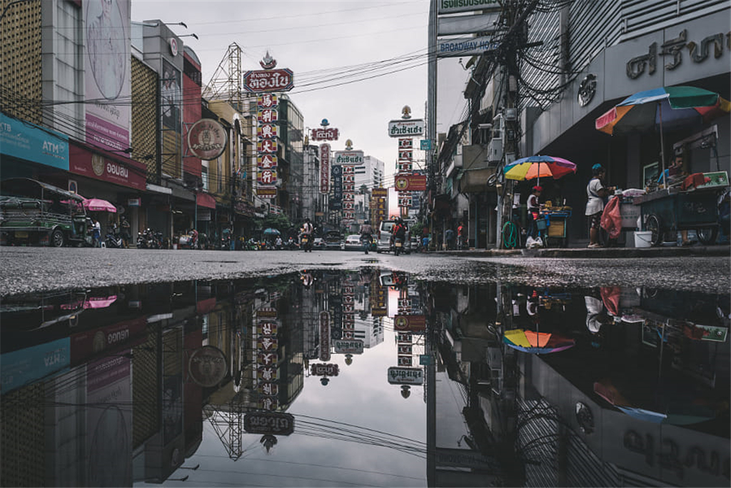 街上人来人往,热门非凡.