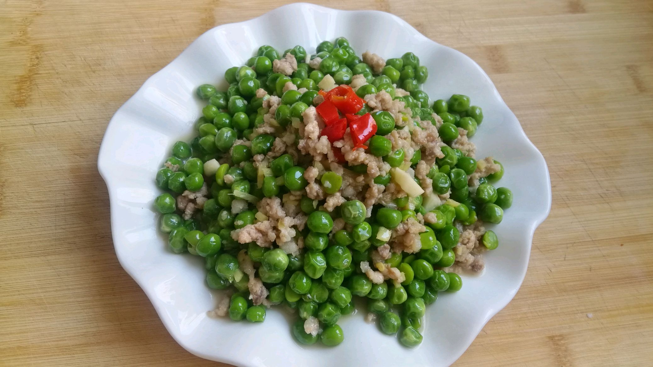 青豆不要直接下锅炒,加上这一步,脆绿鲜嫩又入味,越吃越想吃