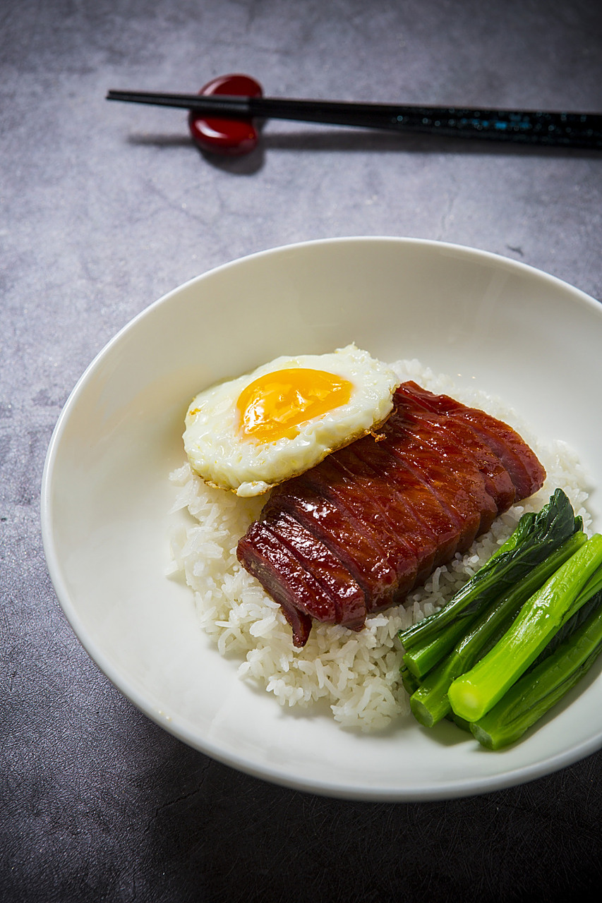 烧鹅饭,叉烧饭和烧肉饭是其中的三种经典款式,它们都是以各种肉类为