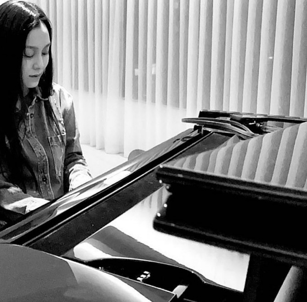 范玮琪晒黑白色调弹钢琴照 鼓励自己重新开始