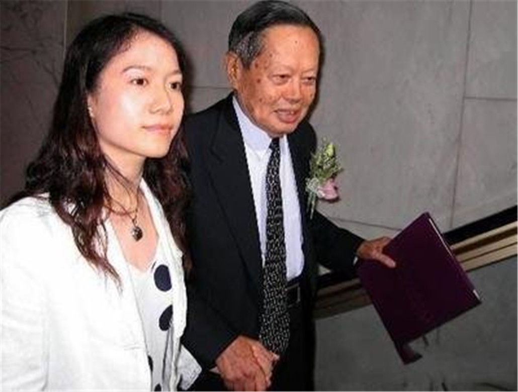 42岁翁帆尽显老态,96岁杨振宁行动不便,脸上仍洋溢着笑容!