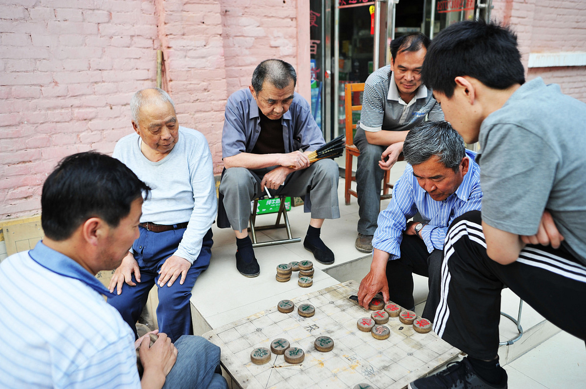 在公园看一群老大爷下象棋,然后我说:"大爷,你车没了".