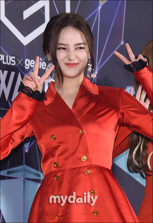 2018韩国mag红毯:女团momoland登场,nancy这个手势有点hip pop的感觉!