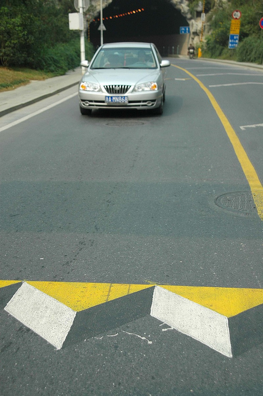 单黄实线不可跨越,更不能掉头;单黄虚线在遵守交通法规和礼让法则前提