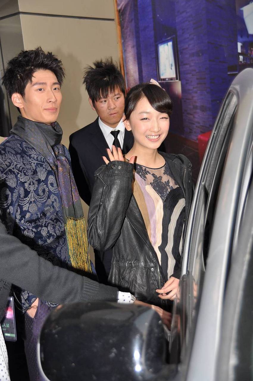 13年前,周冬雨和窦骁在张艺谋电影《山楂树之恋》中组成cp,一个清纯