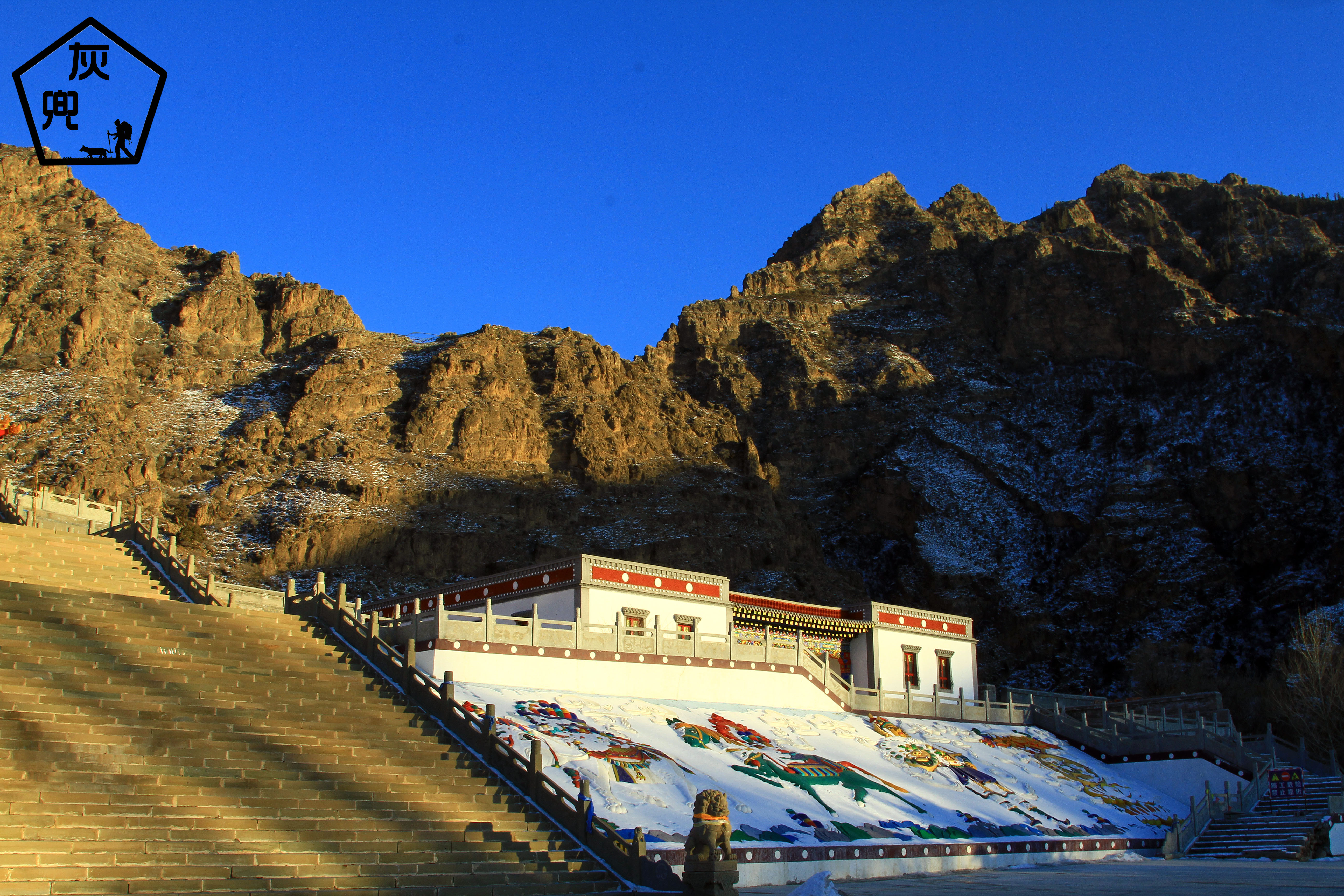 高海拔的天空就是蔚蓝的了,贺兰山深处的广宗寺天空,下面是藏传佛教