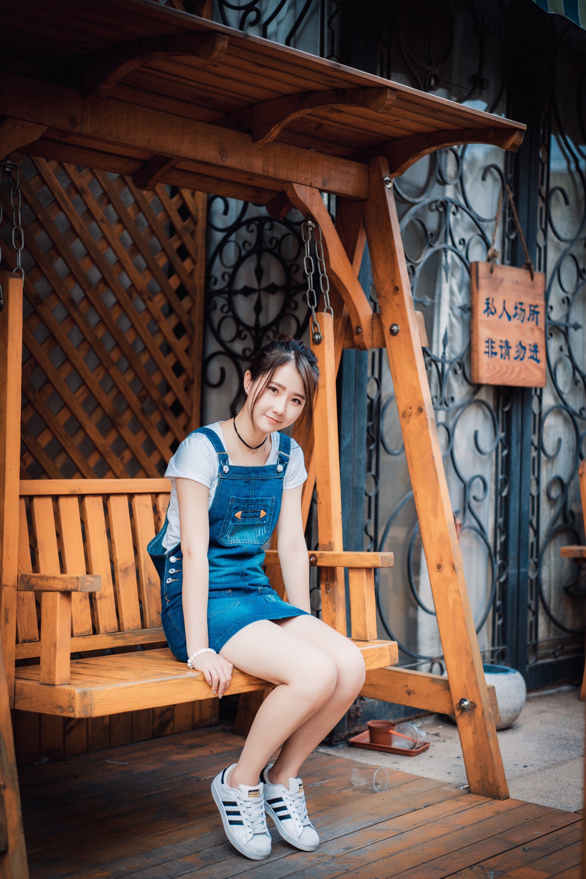 谁不喜欢温柔女子,一脸羞涩的小美妞