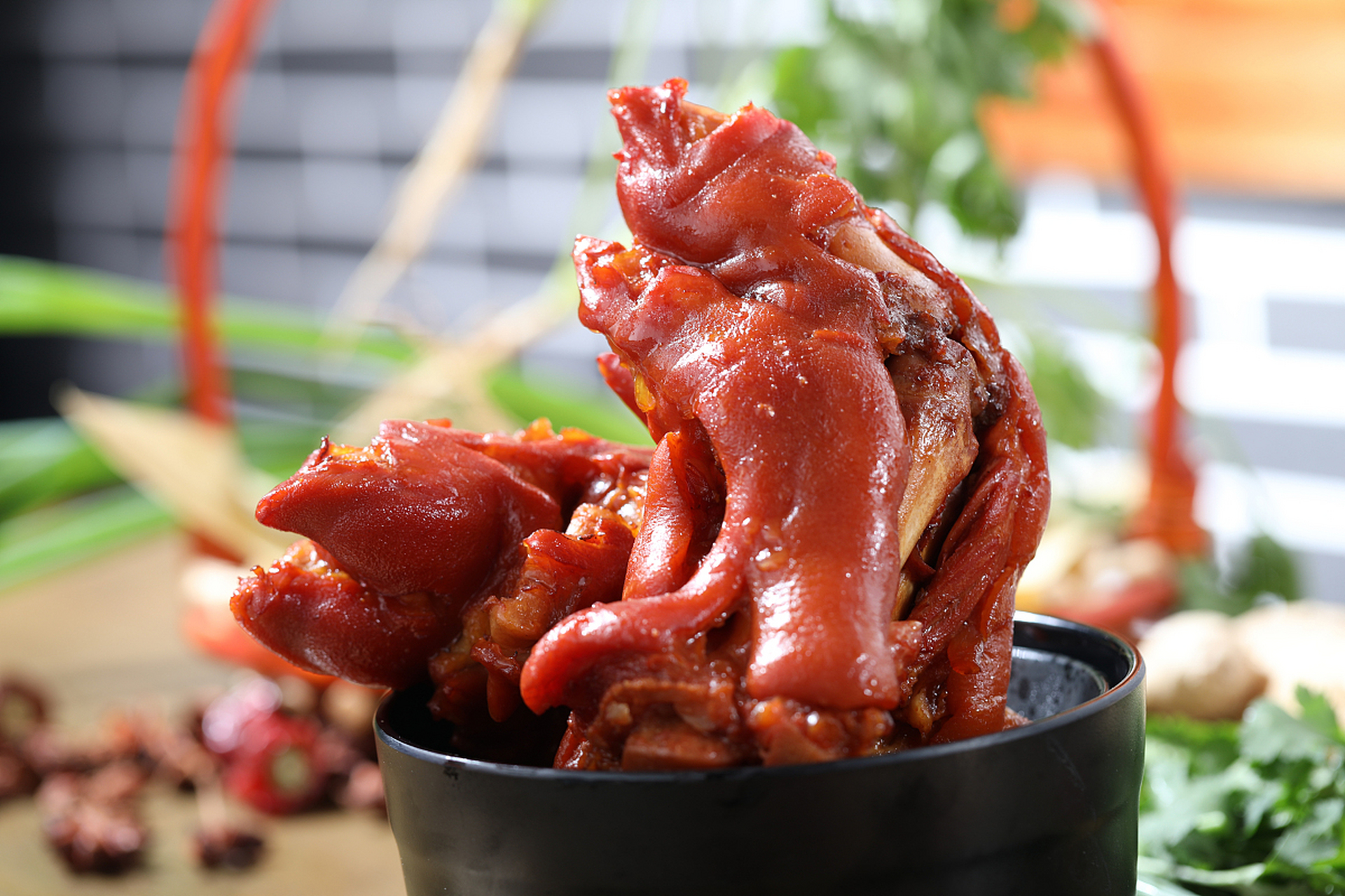 卤猪蹄是一道传统的中式美食,下面是一种简单易学的做法:  材料