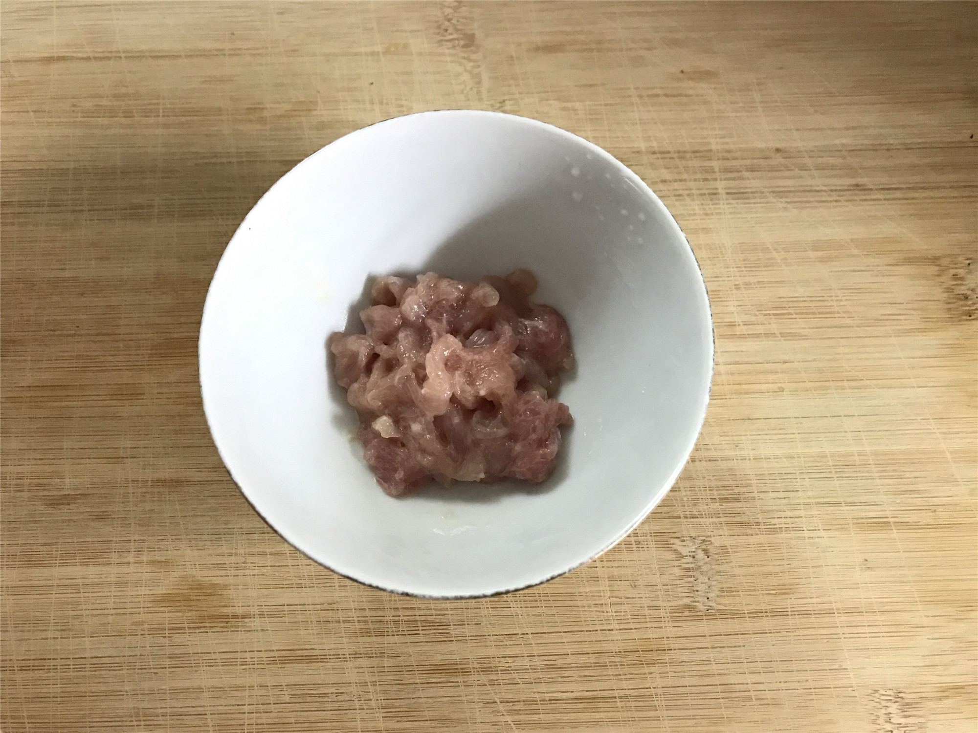 50克猪肉清洗干净后切成肉丝,用适量料酒和少许盐腌5分钟.