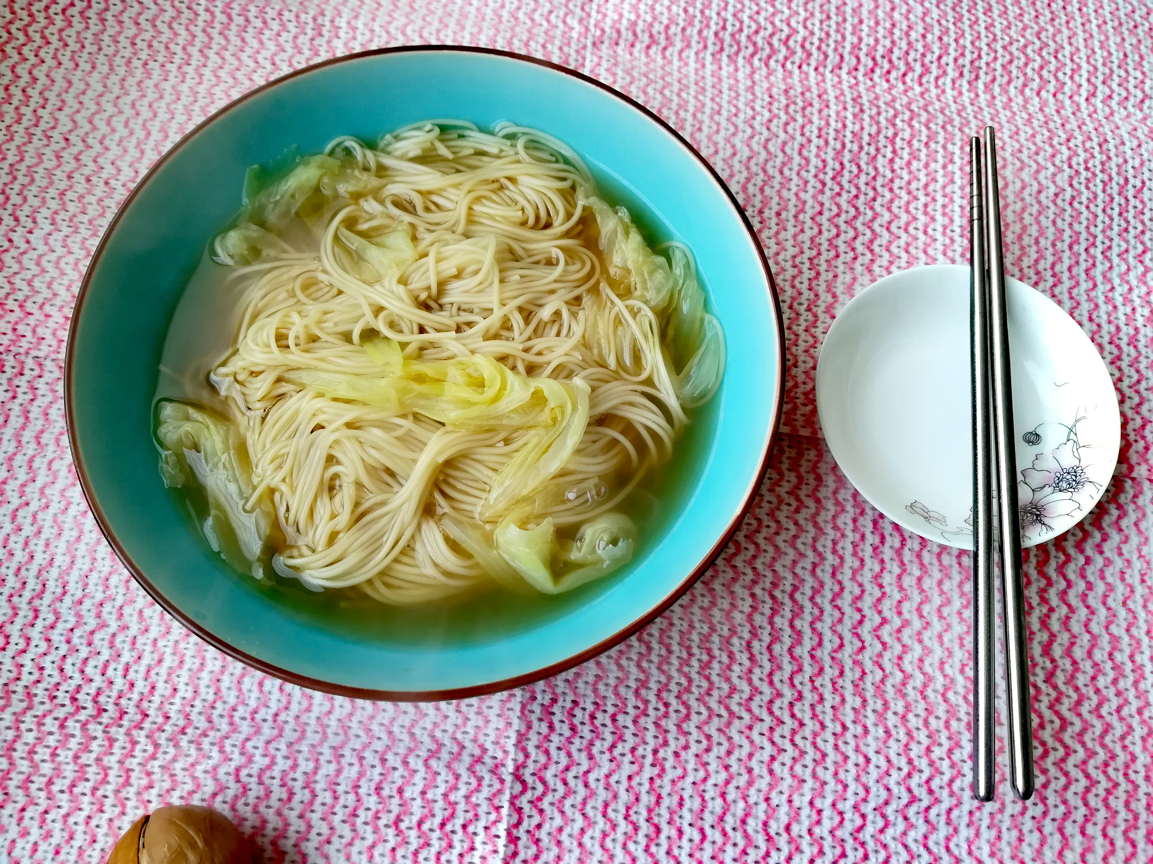 不加一滴油的炝锅面搭配白灼白菜,简单的食材不一样的滋味