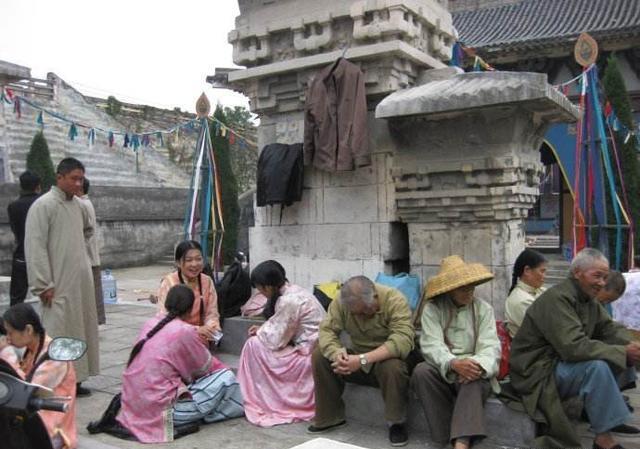 横店影视城的几十万群众演员,看他们的日常生活,让人觉得心酸