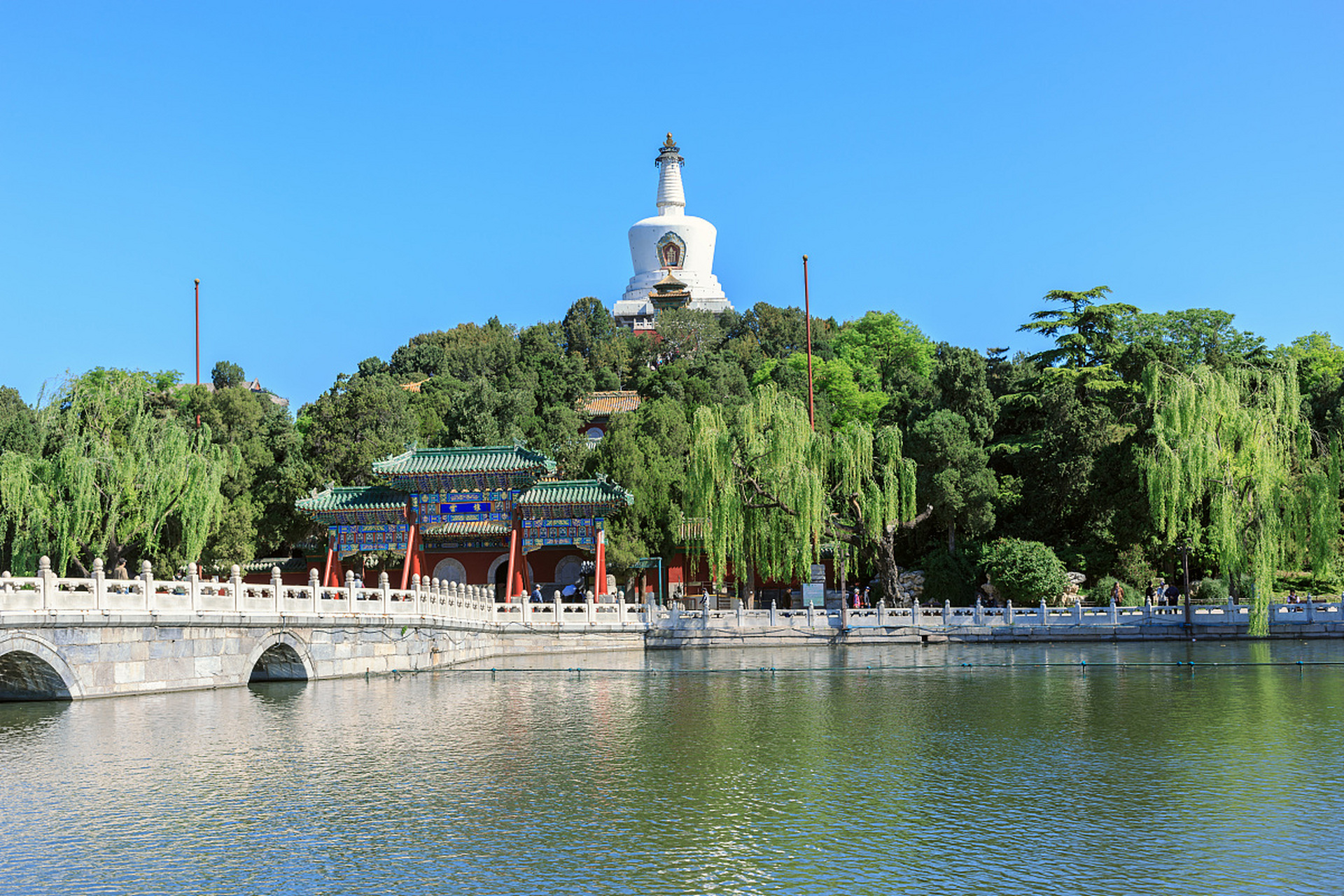 突发,北京北海公园一游船被摆渡船撞翻,3人落水  前日,一则新闻上了热