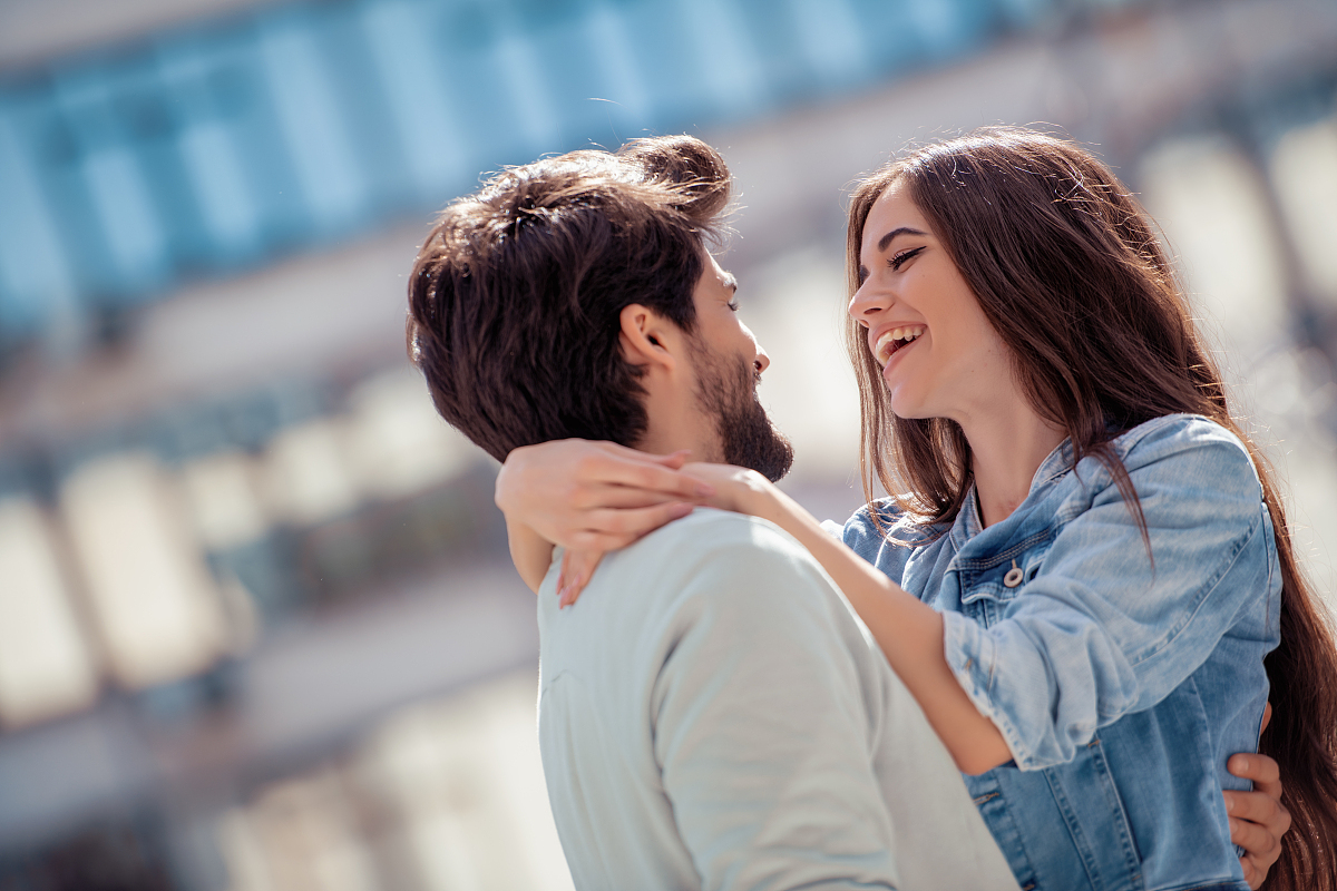 文化背景和社会规范影响拥抱接受度,需考虑个人性格和关系亲密度.