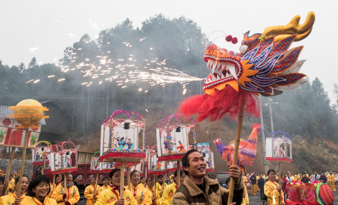 溆浦雪峰山景区:百条龙灯闹元宵,文旅融合促脱贫