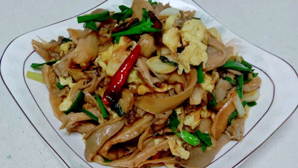 平菇炒鸡蛋的家常做法,咸香下饭,每次都能多吃两碗饭