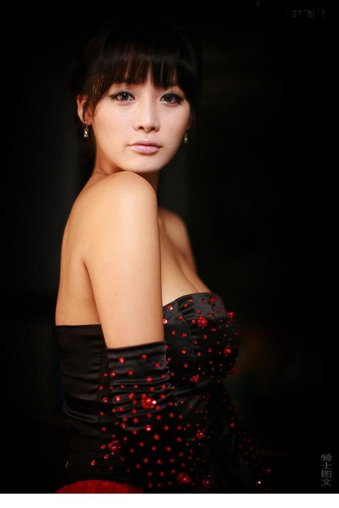 生了孩子后,林智慧身材依旧火辣,迷倒无数宅男.