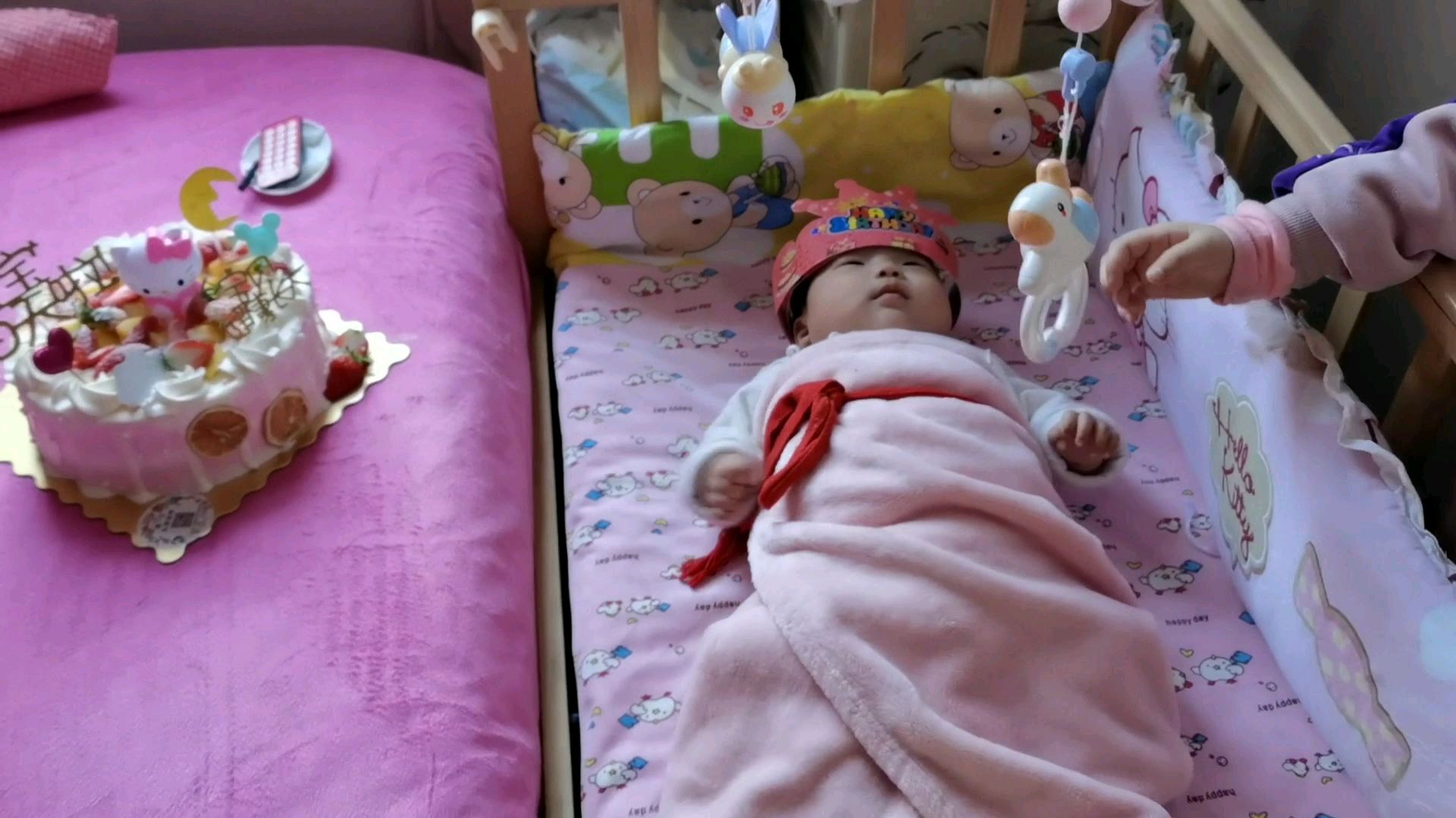 我们家的小宝宝一百天了,买个蛋糕纪念一下