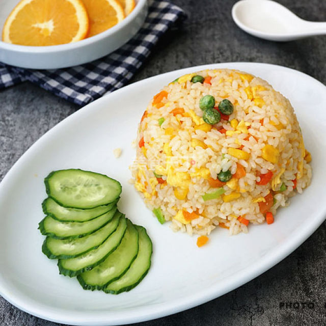 咸蛋黄炒饭,要用隔夜的米饭炒才香,吃上一大碗都不够