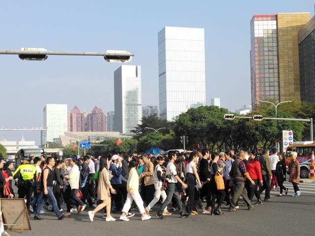 深圳是2019年春节第一空城?深圳cbd却现人山人海景观