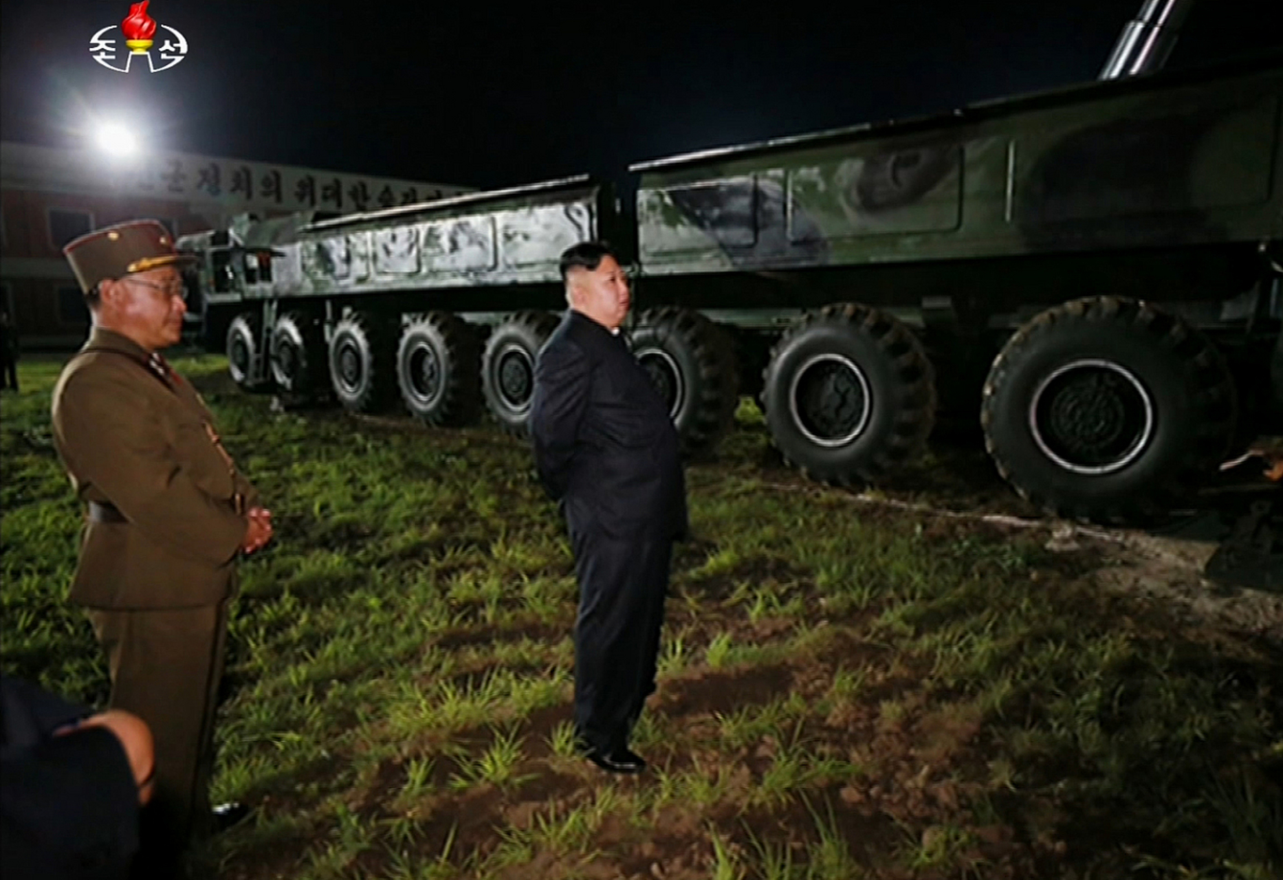 在這場閱兵式中,朝鮮展示了一系列新型武器和無人機,引起了廣泛關注.