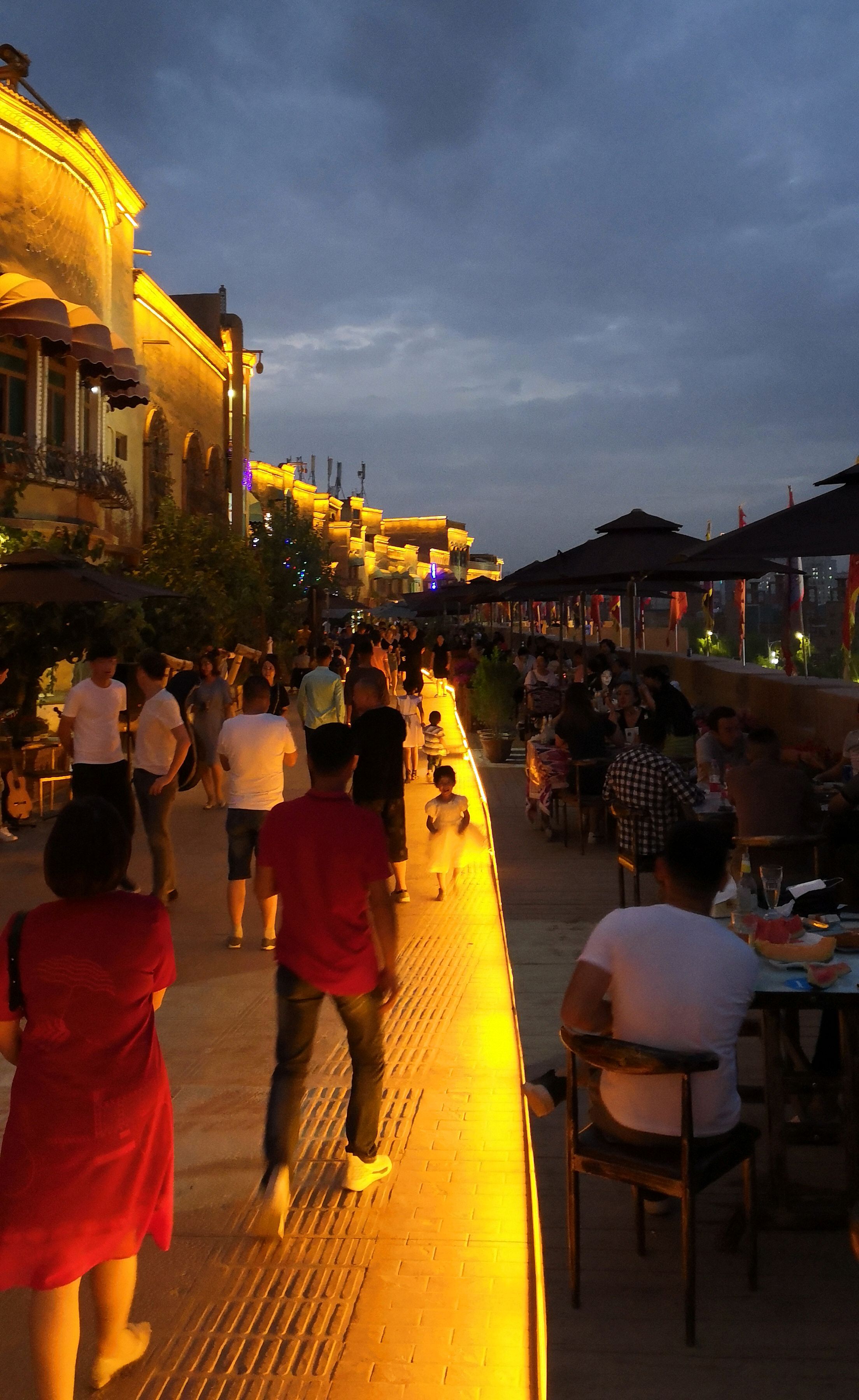 夜晚闲逛喀什古城,看地道的民族风情