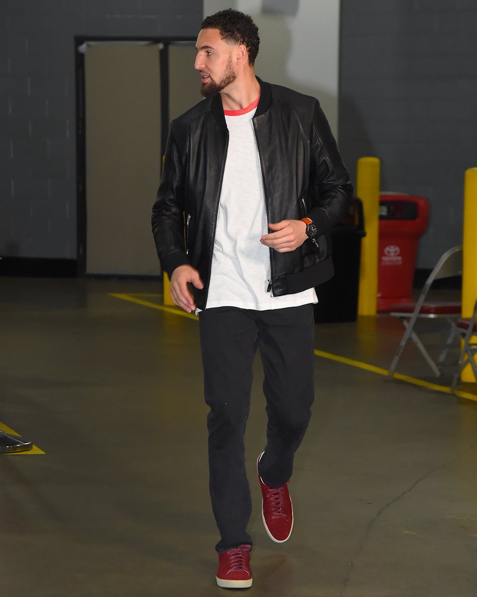 勇士赛前图集:库里身穿灰色格子衫入场