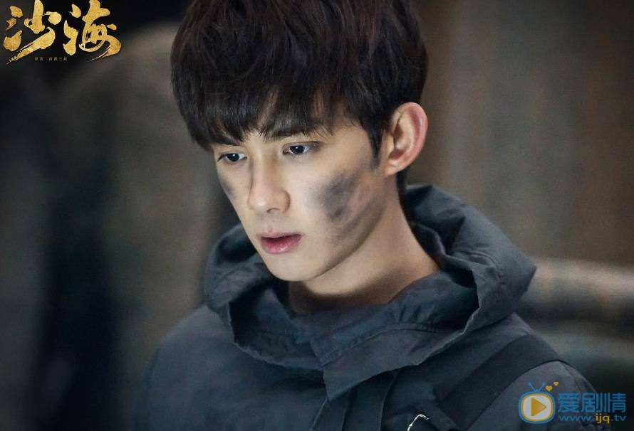 《沙海》马日拉演员原来颜值惊人,网友:导演把他摁泥里了吧!