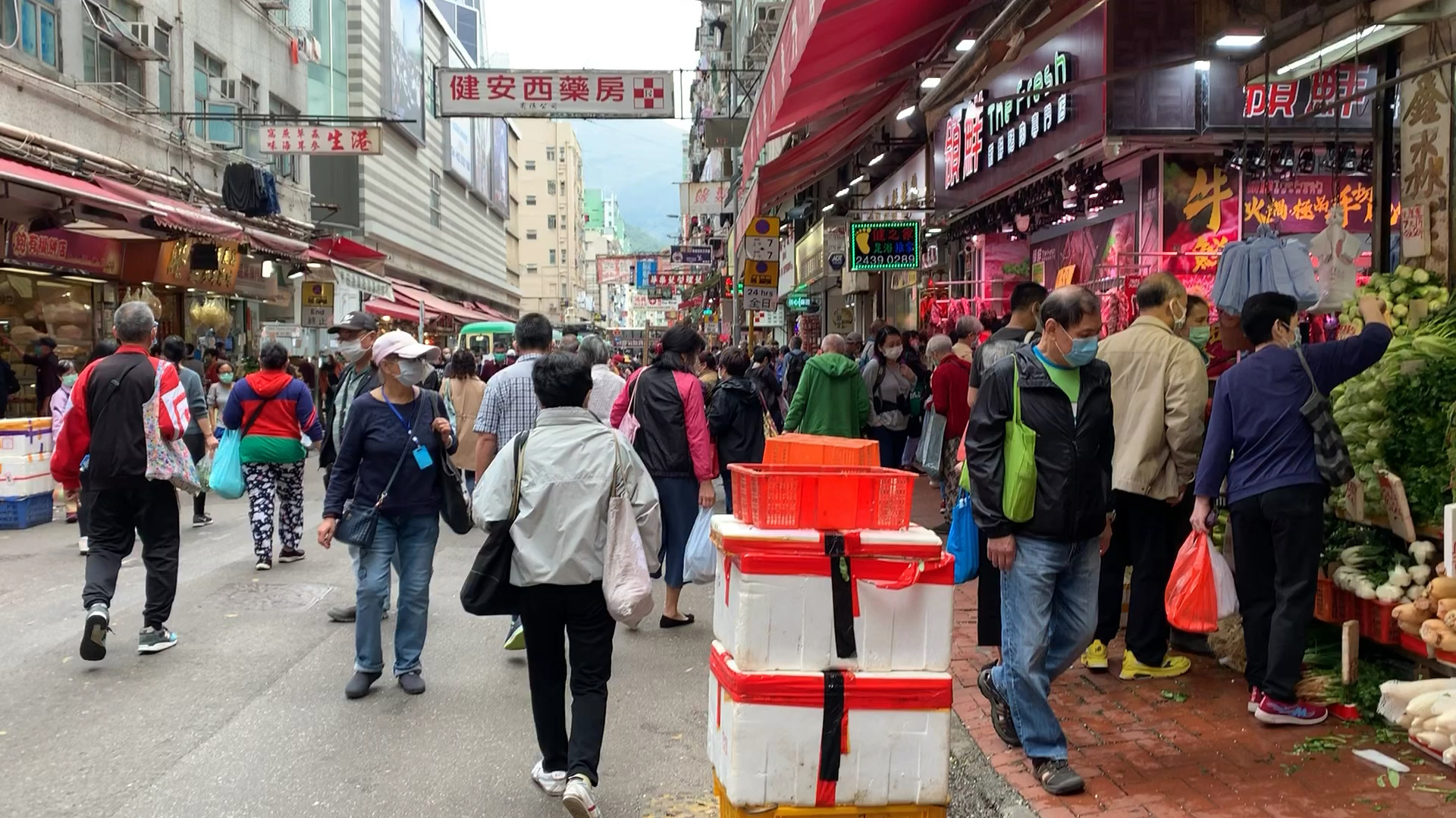 香港人寿命全球第一,原来物资如此丰富,美女花48元买一条带鱼