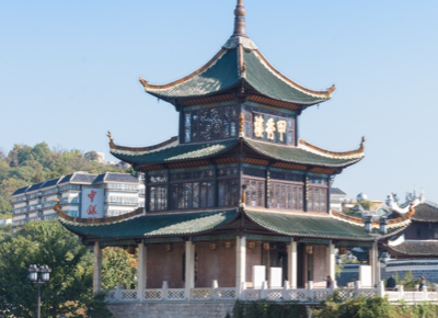 甲秀楼是三层三檐四角攒尖顶,高22.