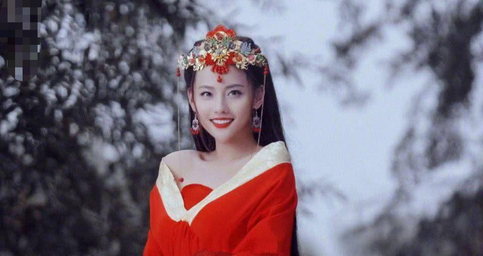 张嘉倪一身红衣回眸,让人"一眼万年"啊,网友;还是喜欢现代装