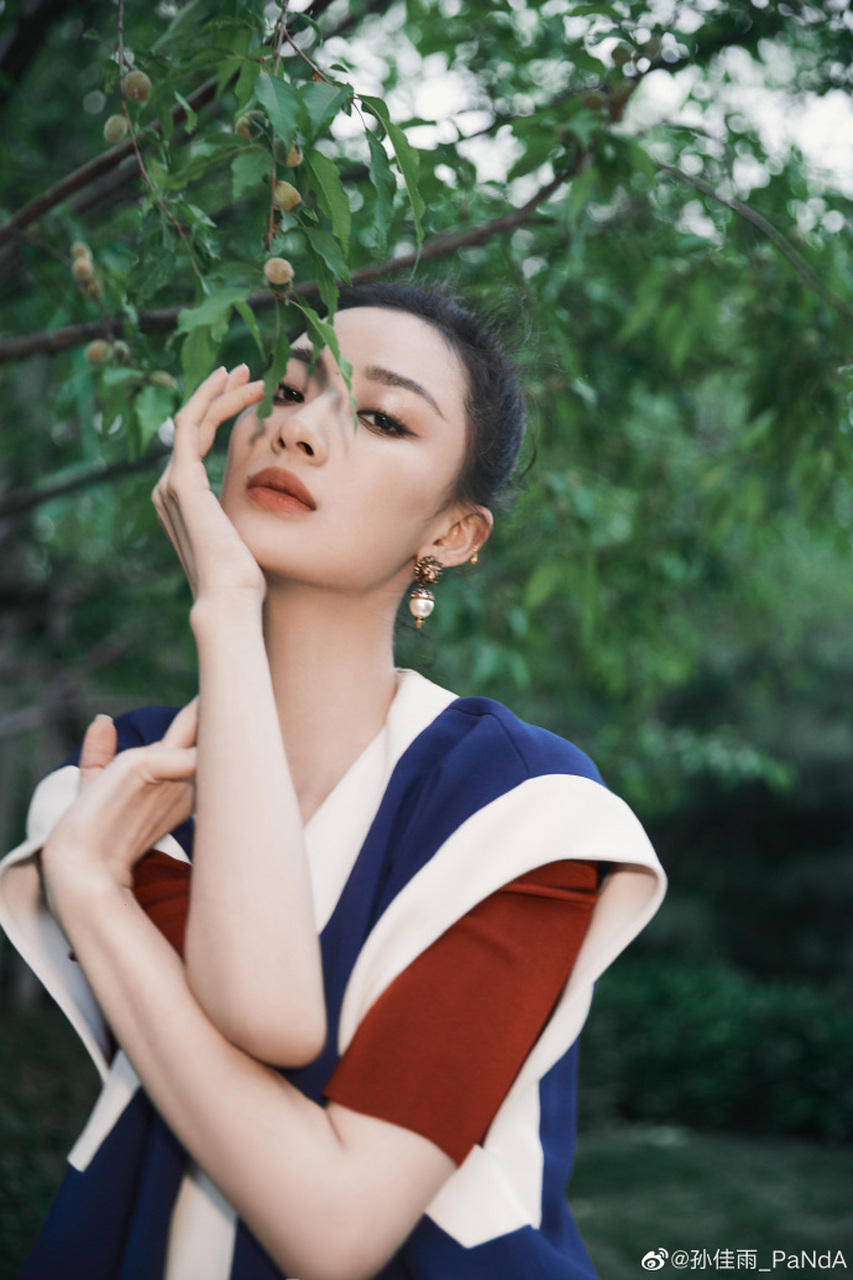孙佳雨金角大王辫子真个性,一身红白蓝撞色造型搭配金色的牛角辫,个性