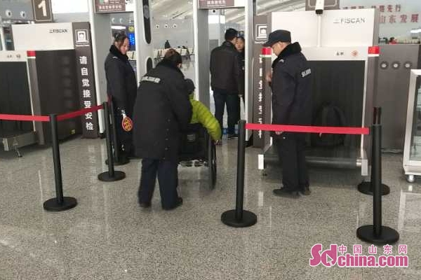 轮椅旅客无人照看遇困难 山东振邦安检人员热心相助