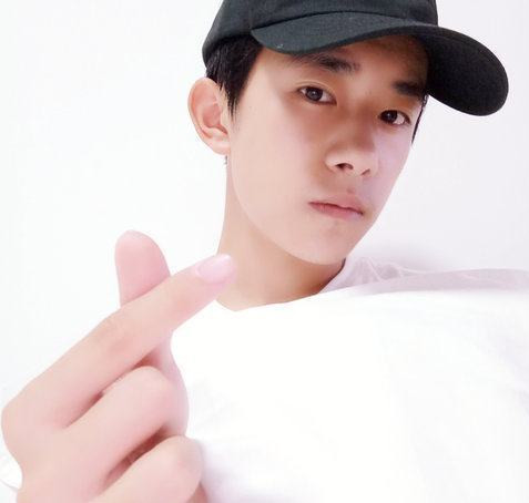 来一波小鲜肉的比心照,哪个最打动你呢?