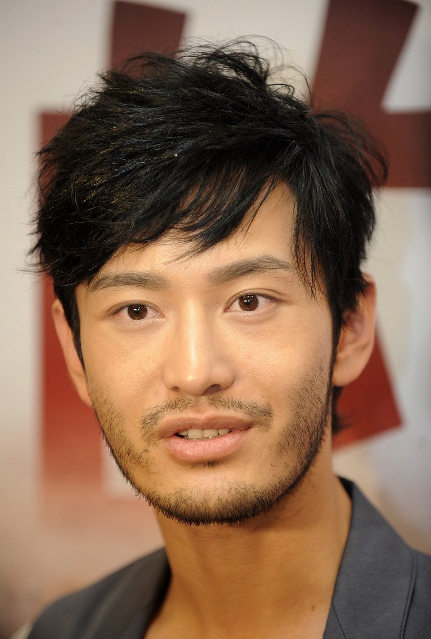 其中,黄晓明和吴京尤为积极,他们的行为展现了明星的社会责任和担当